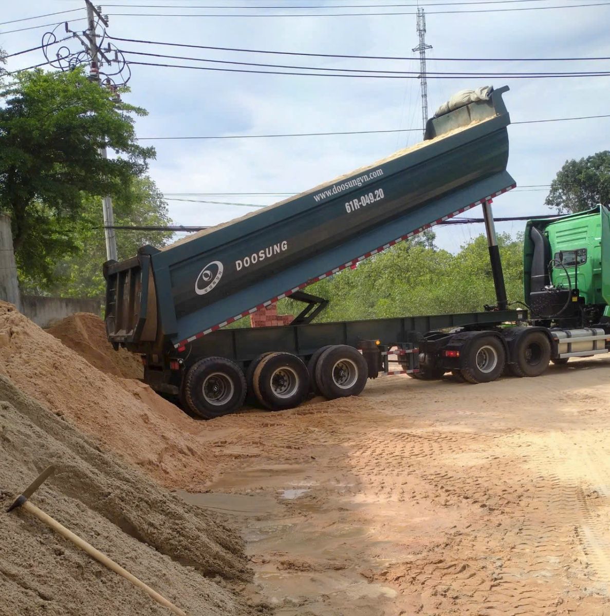 Xe tải VLXD Hưng Gia Vượng giao hàng tại Quận 1.