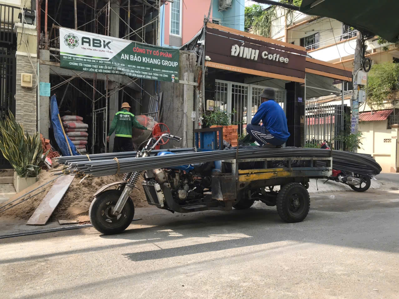 đá 0x4 ​​​​​​​trộn cùng xi măng và cát xây dựng để làm lớp bê tông lót móng